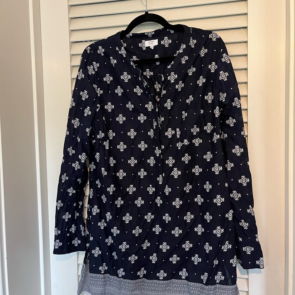 Crown & Ivy navy and white tunic.